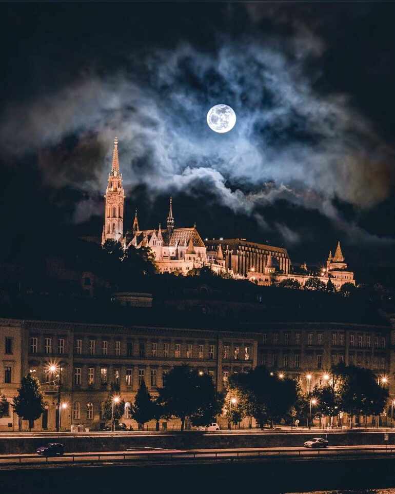 El bastión de los pescadores en Budapest 🌕☁️🖤