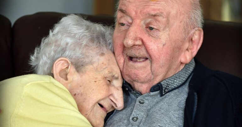 Madre de 98 años, se muda a un asilo para cuidar a su hijo de 80 años