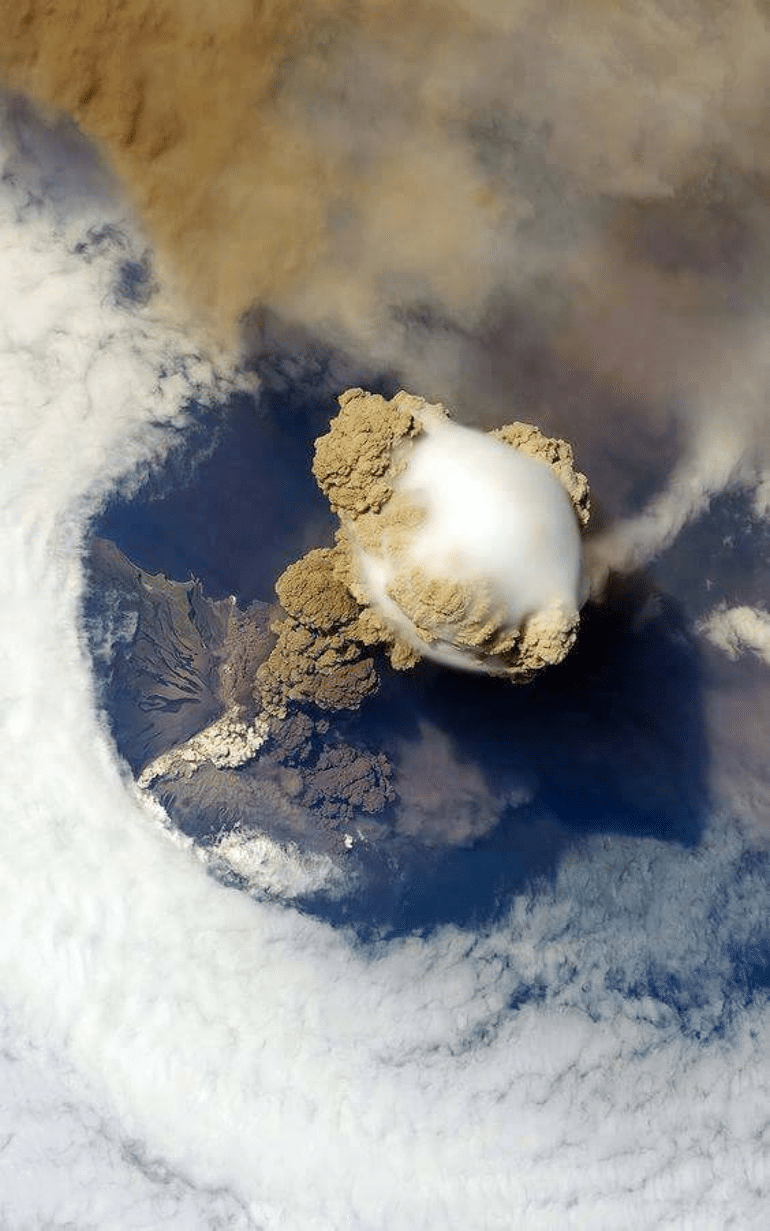 Erupción volcánica vista desde el espacio.