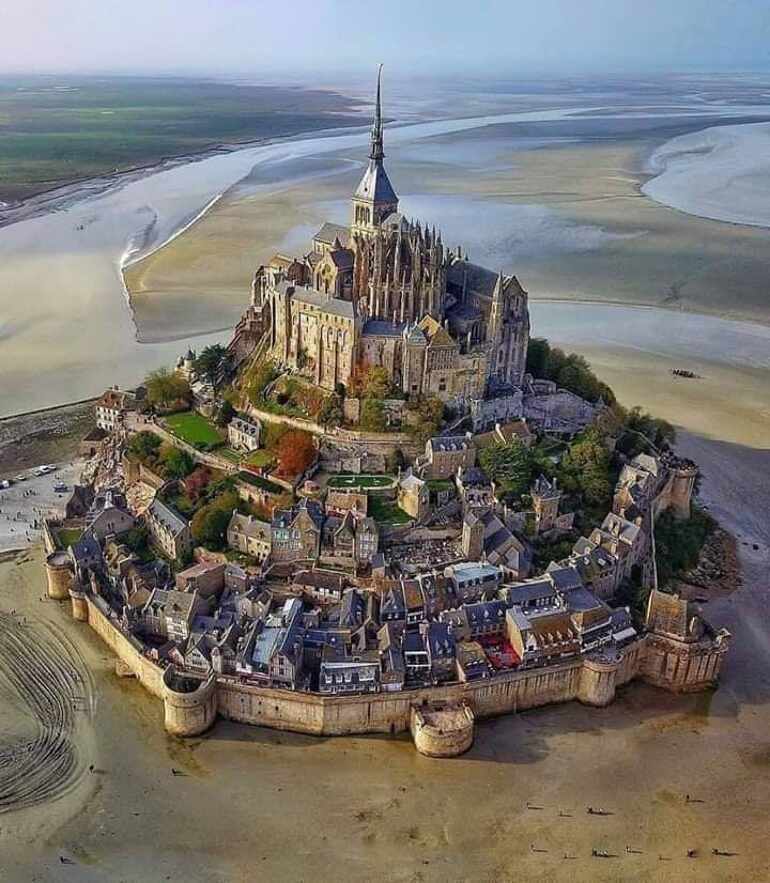 La ciudadela de "Le Mont Saint Michel", en Francia ❤️