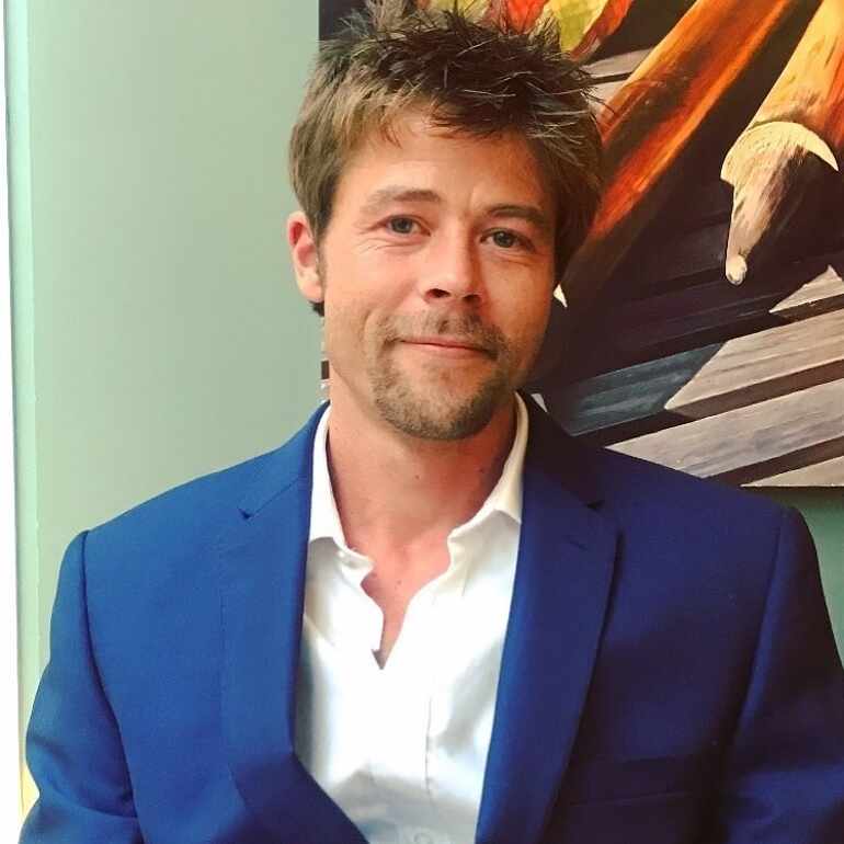 Albañil Se vuelve Viral por ser el doble exacto de Brad Pitt