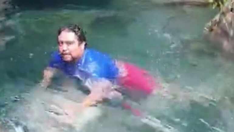 Por hacer un vídeo en TikTok Hombre desapareció en una cascada de agua