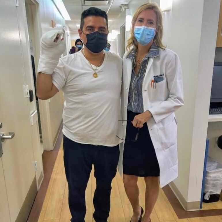 Buddy Valastro hace un pastel especial para el médico que operó su manos después de un accidente