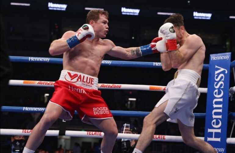 Canelo Álvarez derrota al invicto Callum Smith tras una pelea de 12 Asaltos