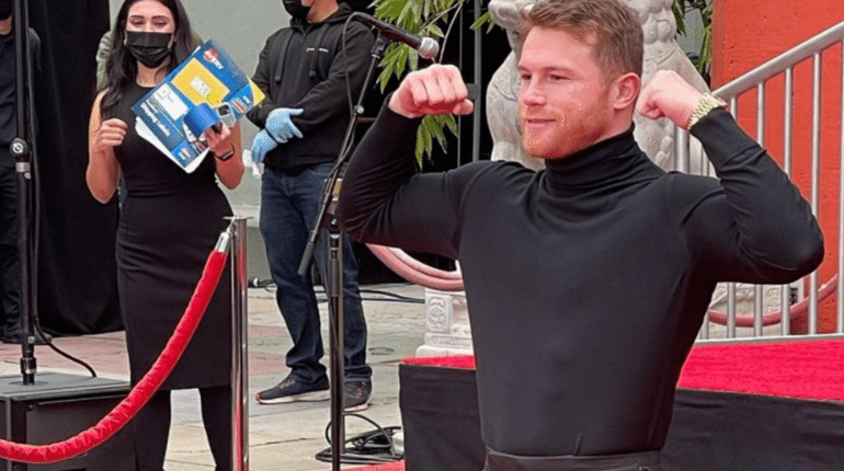 El Boxeador Canelo Álvarez Plasmó sus Huellas en el paseo de la Fama de Hollywood