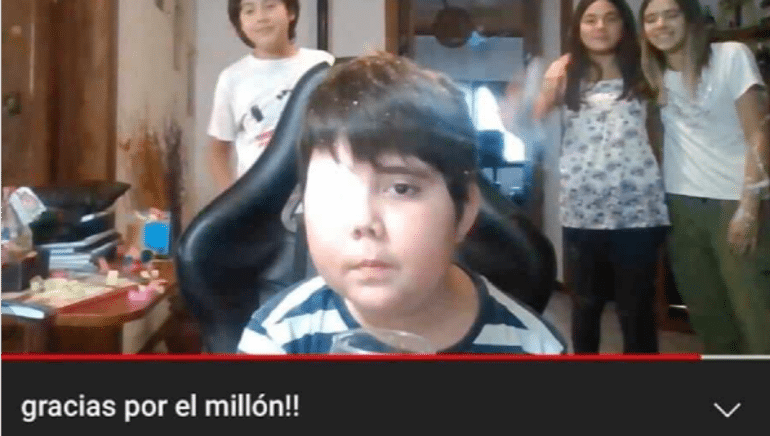 "Los quiero mucho" Gracias a todos, niño con cáncer sobrepasa el 1.5 millones de suscriptores en menos de 1 día