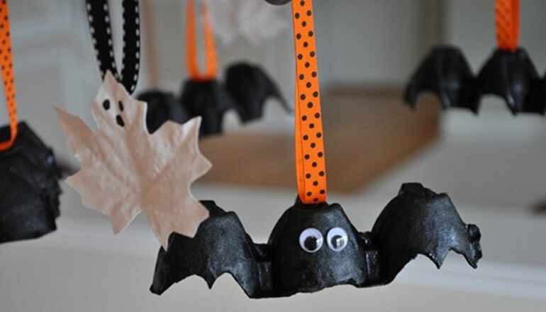 Adornos colgantes para Halloween Decora las lámparas de tu casa o el techo con unos adornos colgantes que puedes hacer con los niños. Para realizar lo